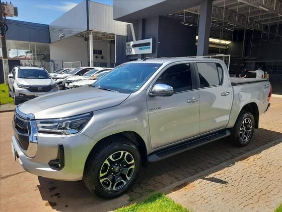 TOYOTA HILUX 2.8 D-4D TURBO DIESEL CD SRX 4X4 AUTOMÁTICO